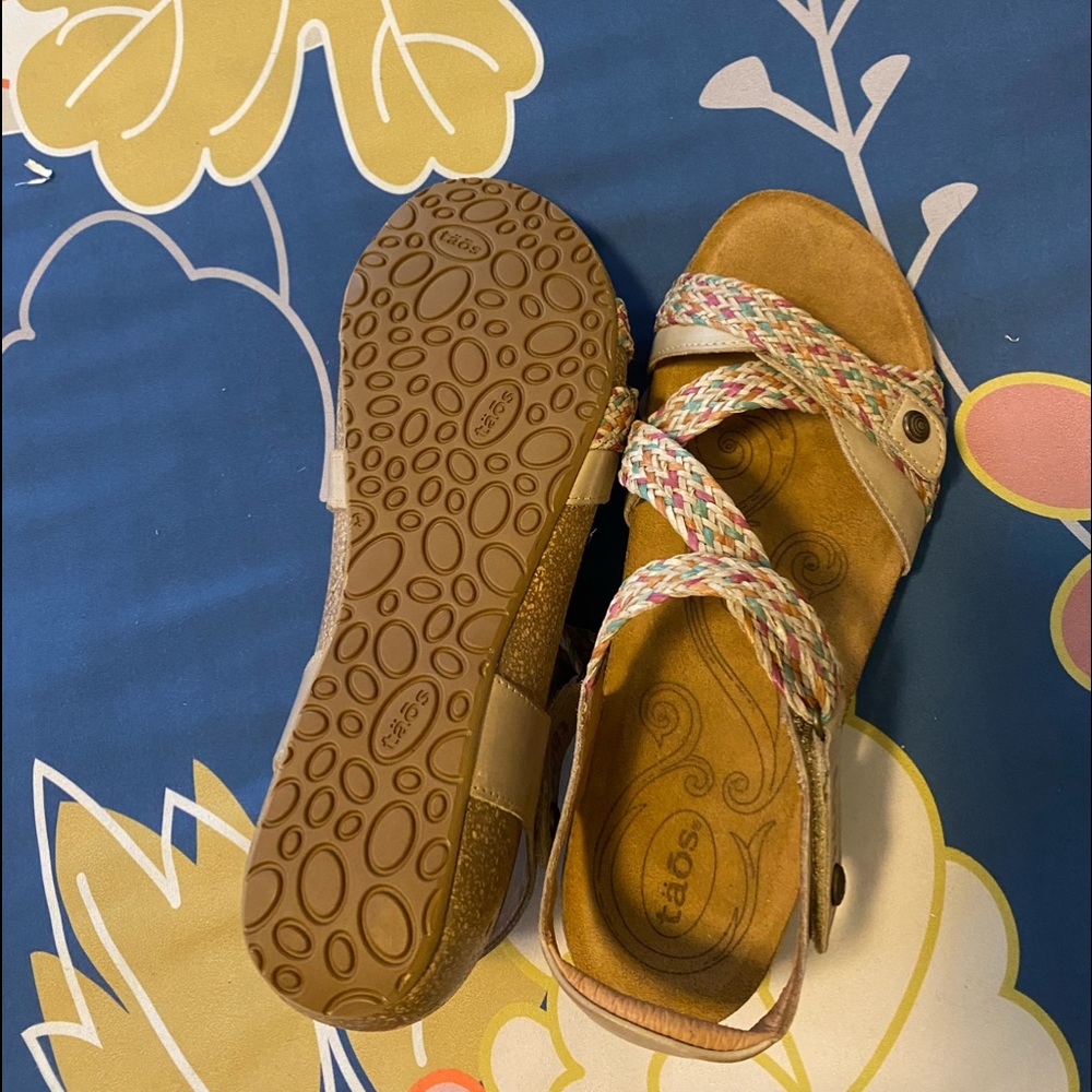 Women’s Taos Trulie sandals. Never worn!